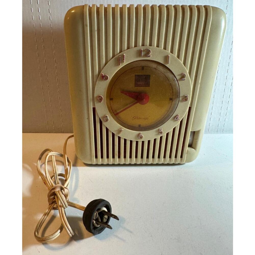 Casabella Ivory 1947 Jewel Model 505 Pin-up AM Vacuum Tube Clock Radio